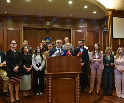 Deputetët e PDK-së dhe Aleancës shkojnë në sallën e Kuvendit, kërkojnë vazhdimin e seancës konstituive