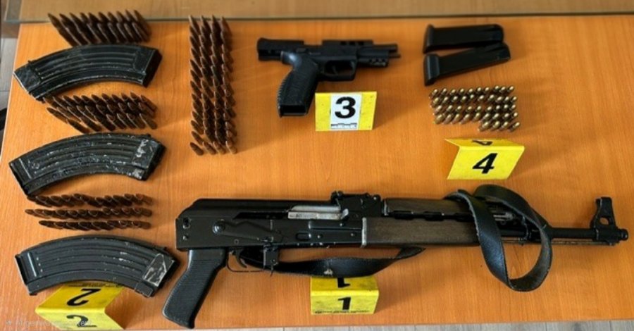 Sekuestrohen AK-47, pistoletë dhe 181 fishekë gjatë kontrollit në Ferizaj