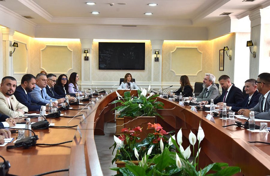 Haxhiu fton liderët e partive politike në takim të përbashkët të martën