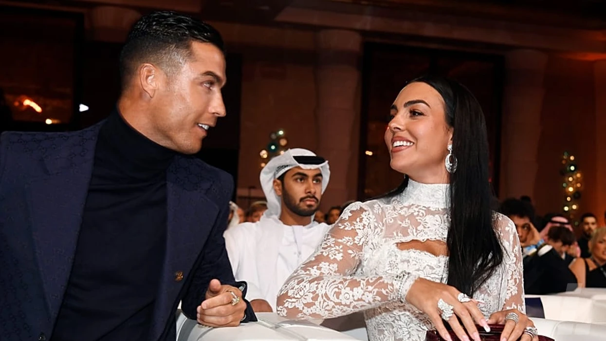 Ronaldo dhe Georgina kurorëzojnë dashurinë në një ceremoni intime, vetëm katër dëshmitarë dhe fëmijët të pranishëm