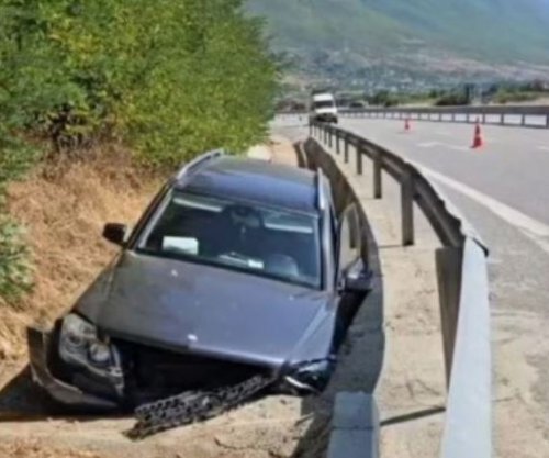 Aksident në Rrugën e Kombit, automjeti përfundon në kanal, shoferi dërgohet me urgjencë në spital