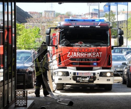 Zjarr në një fabrikë në Gjakovë, zjarrfikësit lokalizojnë flakët  