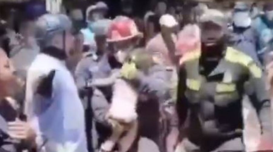 Momente emocionuese në Kolumbi, vajza 3-vjeçare shpëtohet pas më shumë se 100 orësh nën rrënoja [video]