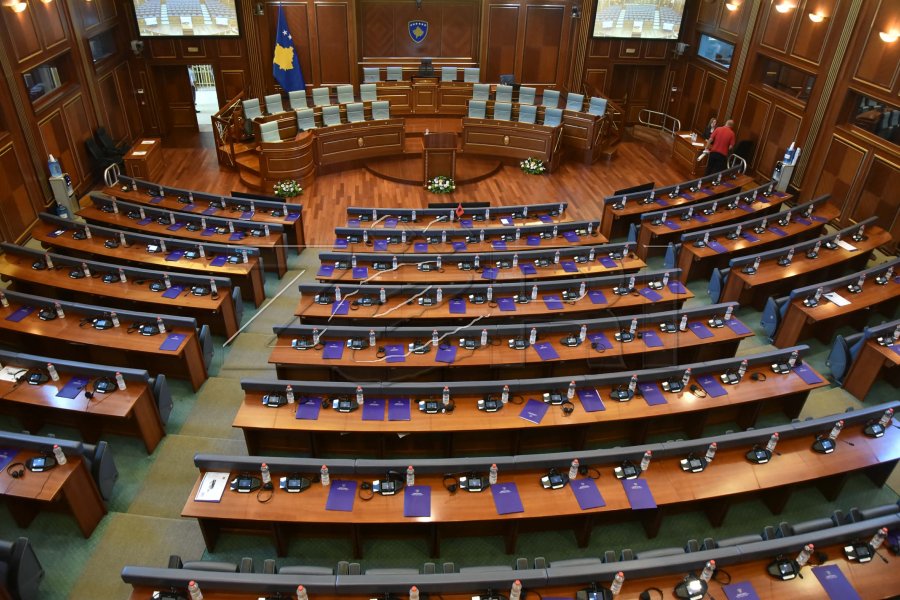 Dyert e mbyllura të Kuvendit, Administrata: Nuk kemi pranuar njoftim për seancë