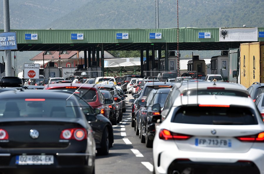 Kolona në kufi: Deri në një orë pritje në Merdarë