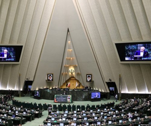 Parlamenti iranian shtyn përpara projektligjin që mund ta kthejë kontaktin me të huajt në vepër penale