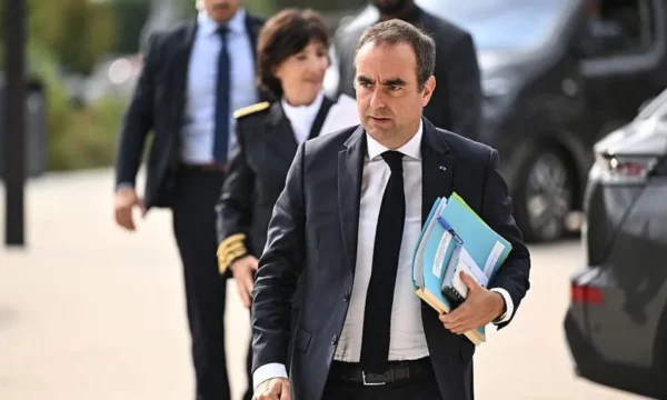 Kryeministri francez përballet me reagimin ndaj zjarreve, ndërsa flakët vazhdojnë të përhapen në të gjithë Evropën