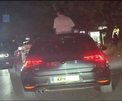 Gjobitet shoferi që lejoi pasagjerin të dalë nga automjeti