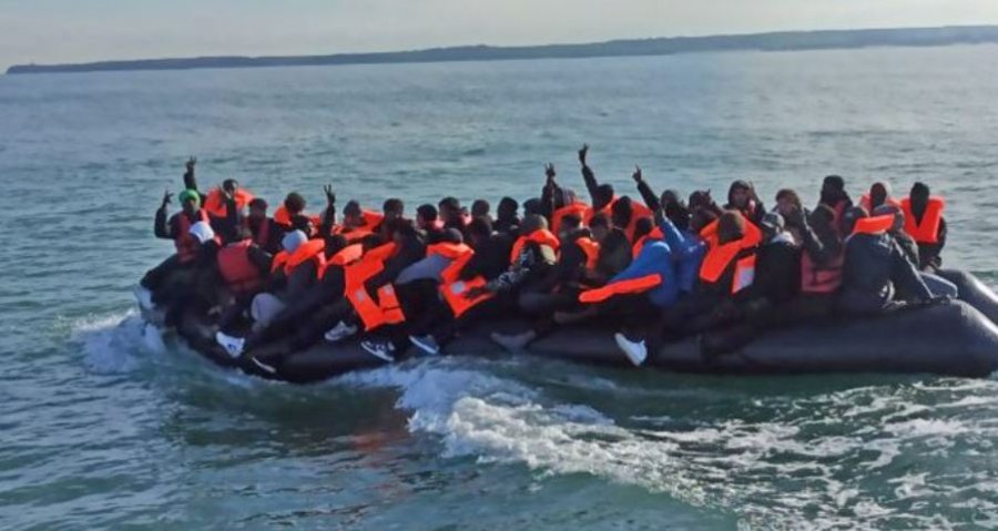 Shpëtohen rreth 100 emigrantë pas defektit të gomones në La Mansh