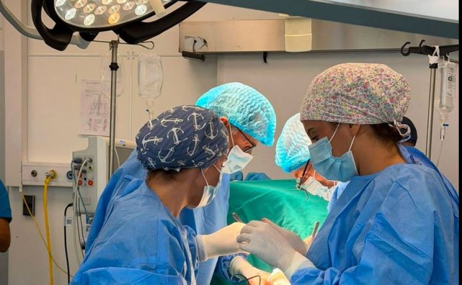 Intervenim i rrallë dhe kompleks në QKUK, 23-vjeçarit i hiqet tumori 3.5 kilogramësh 