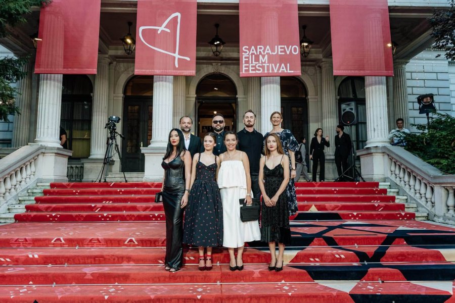 Kasti i filmit kosovar “Dua” shkëlqen me paraqitje në Festivalin e Filmit në Sarajevë