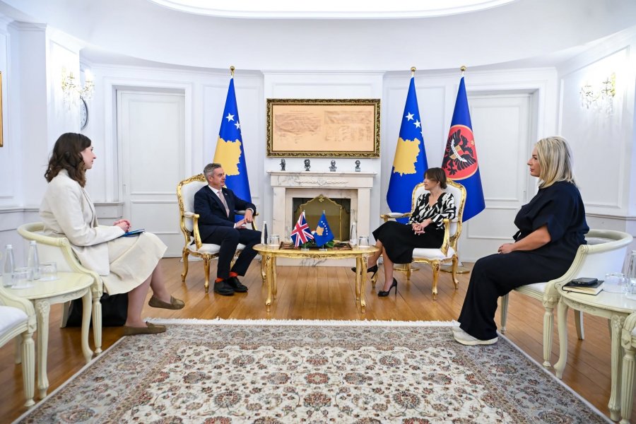 Ngërçi institucional, Haxhiu diskuton me ambasadorin britanik