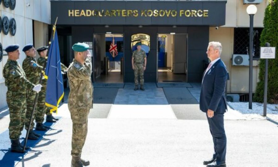 Komandanti i KFOR-it Ulutashi pret në takim ambasadorin britanik, Hargreaves