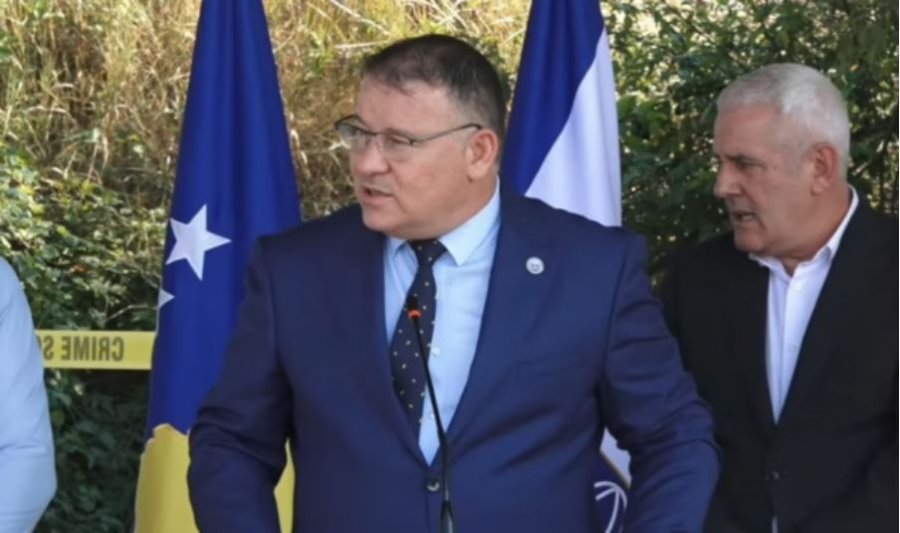 Hoxha: Armatimi i gjetur në Zubin Potok mund të jetë përdorur në masakrën e Grupit të Intelektualëve