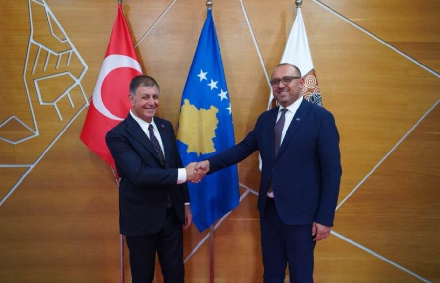 Cemil Tugay takohet me nënkryetarin Dushi, diskutohet thellimi i bashkëpunimit me Izmirin