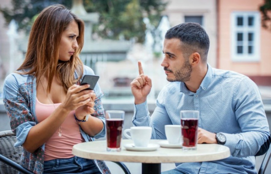 Ata që tradhtojnë vetë nuk e falin partnerin