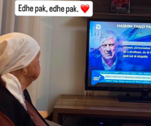 “Gjyshja po të pret çdo ditë, BAB” – Endrit Thaçi publikon pamjet e gjyshes duke ndjekur intervistën e Hashim Thaçit