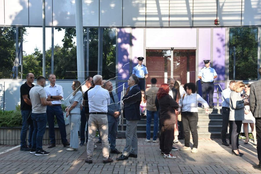 PDK-ja për të shtatën ditë bllokon hyrjen e Qeverisë, në protestë edhe Aleanca