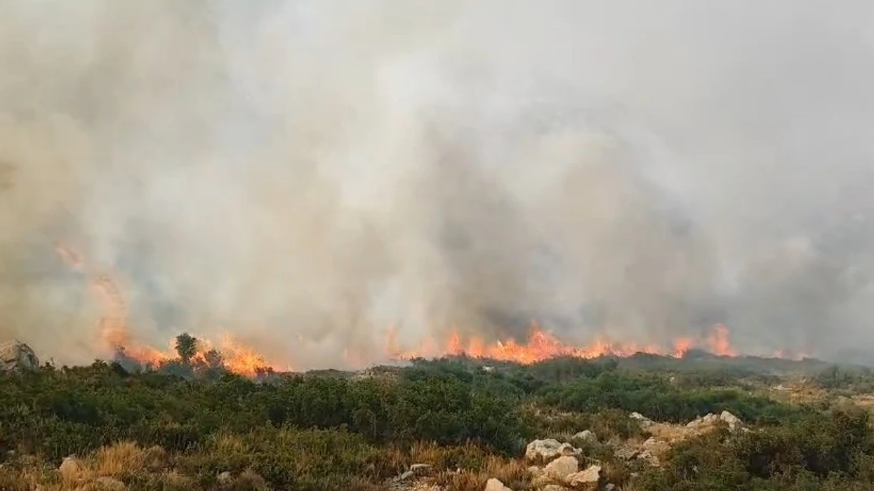 Situata e zjarreve në Shqipëri Ministria e Mbrojtjes: 9 vatra mbeten aktive, 235 forca në terren
