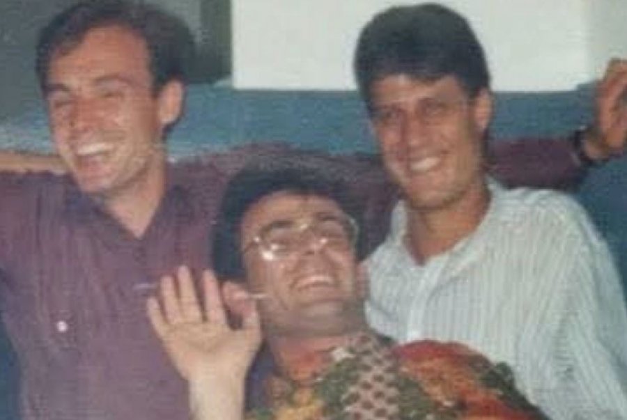 Hoxhaj publikon foton e rrallë bashkë me Thaçin kur ishin studentë: Të presim me padurim, miku im