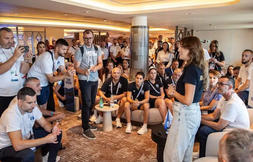 Haxhiu viziton sportistët kosovarë në fshatin mesdhetar: Uroj të kthehemi me medalje