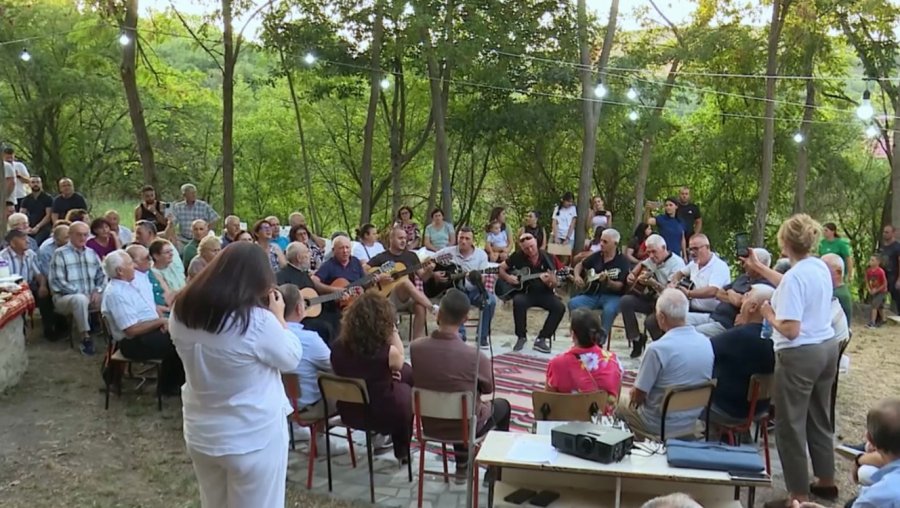 Serenatat e Ziçishtit, tradita që i reziston kohës