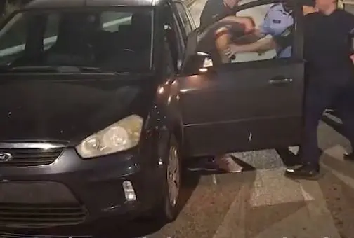 Momenti kur arrestohet një person në Lushnjë, i dyshuar për vrasjen e nënës së tij [video]