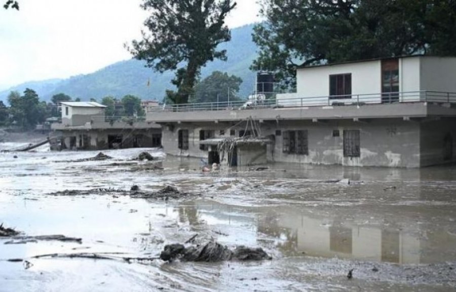 100 viktima dhe 380 turistë të zhdukur pas përmbytjeve në Nepal