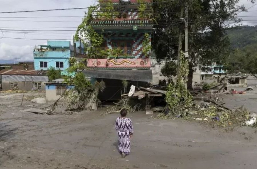 392 viktima dhe mbi 1300 të zhdukur, pas përmbytjeve në Nepal dhe Kinë