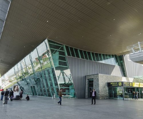 Ndërpriten fluturimet për rreth 60 minuta në Shqipëri