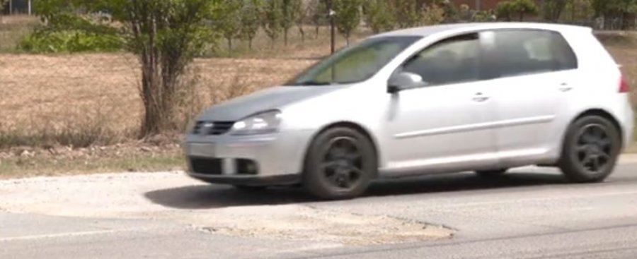 Rruga e dëmtuar prej tre muajsh, ankohen banorët e Shajkovcit