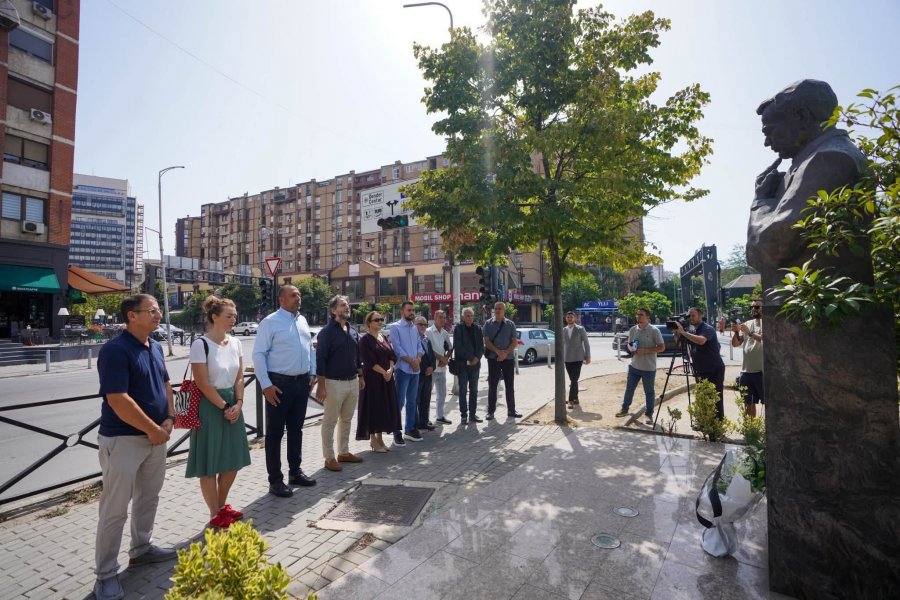 Prishtina nderon Bob Dole për kontributin ndaj Kosovës