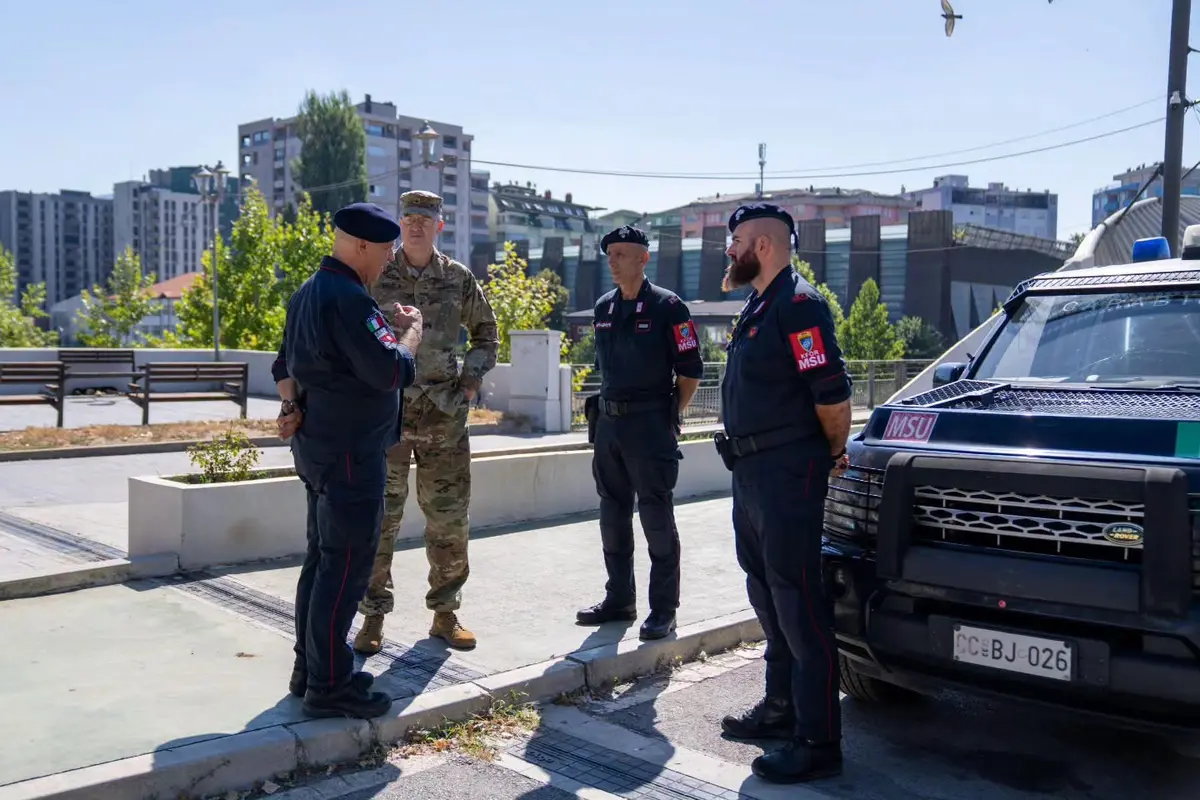Shefi i Shtabit të KFOR-it viziton Mitrovicën: Misioni po përshtat pozicionimin e tij në veri