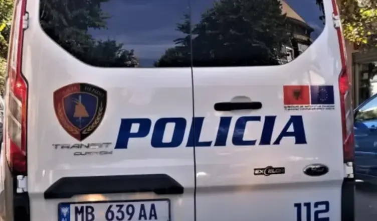 Aksident në Kamëz, 26-vjeçari godet automjetin e Policisë - dy zyrtarë në spital