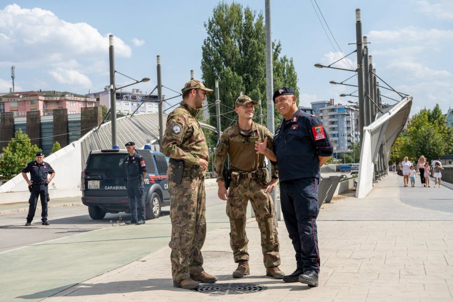 Komanda e NATO-s në Napoli njofton për vizitat e ushtarakëve të KFOR-it tek ura e Ibrit, përmendet përshtatja e pranisë