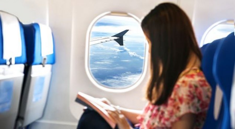 Pesë mënyra të lehta për t’u shmangur nga sëmundjet gjatë udhëtimeve të gjata me aeroplan