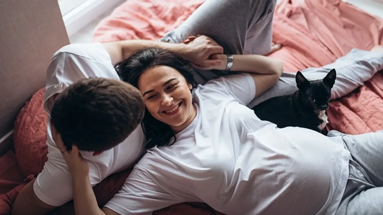 Marrëdhëniet intime gjatë shtatzënisë: Çfarë lejohet, kur shkaktojnë dhimbje dhe a mund ta dëmtojnë foshnjën ose të nxisin lindjen