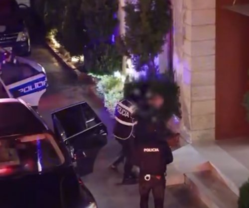 Trafikonin armë nga Kosova në Tiranë, arrestohen 4 persona