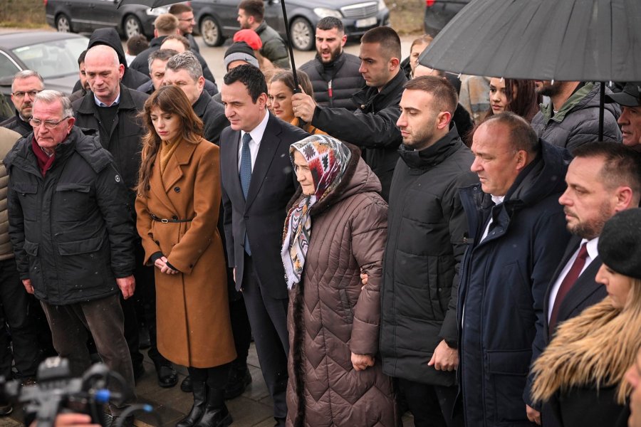 36 vjet nga rënia e dëshmores Elfete Humolli, Kurti me bashkëpunëtor bënë homazhe në Lupç të Poshtëm