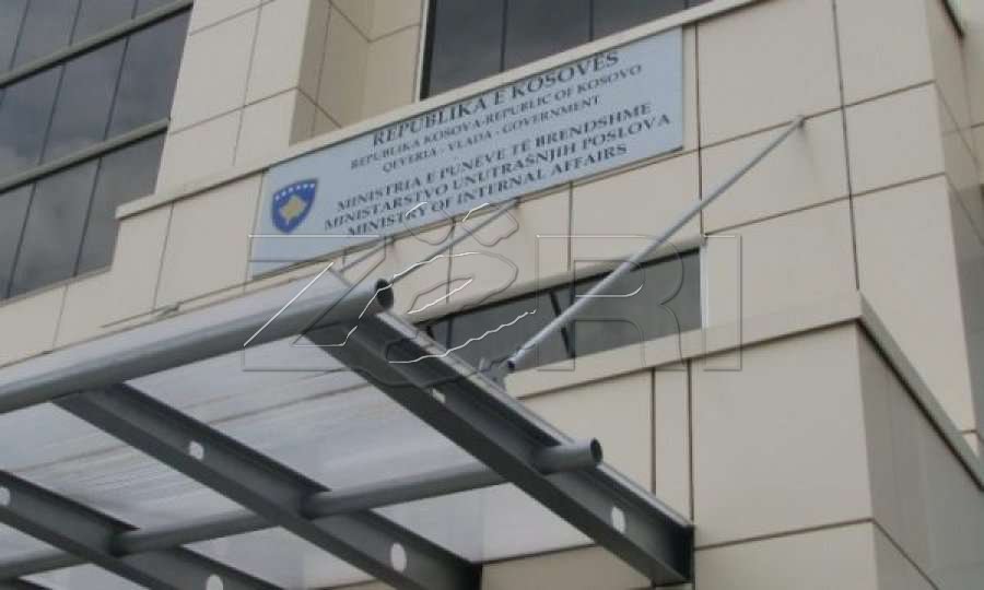 Pajisja me lejeqëndrim, shqiptarët jashtë territorit të Kosovës thonë se presin me orë