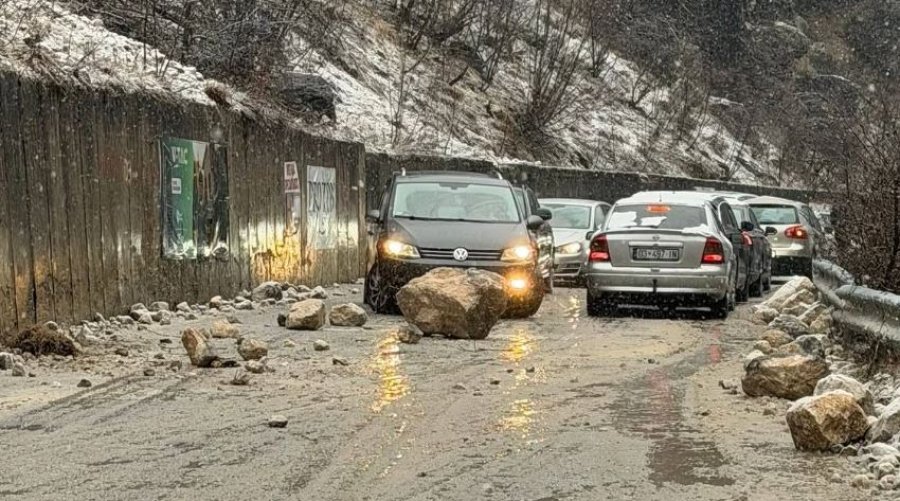Prindërit me dy fëmijë të lënduar nga guri i madh që ra mbi veturë në Pejë-Kuqishtë