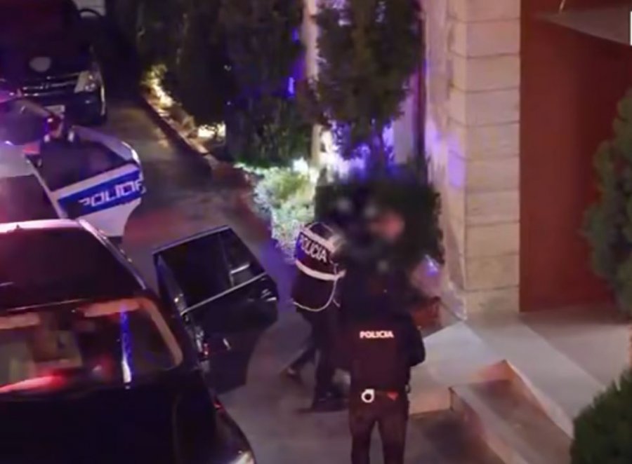 Trafikonin armë nga Kosova në Tiranë, arrestohen 4 persona