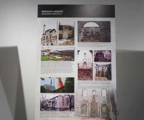 Ekspozohen fotografitë e xhamive të shkatërruara në Kosovë e Bosnje