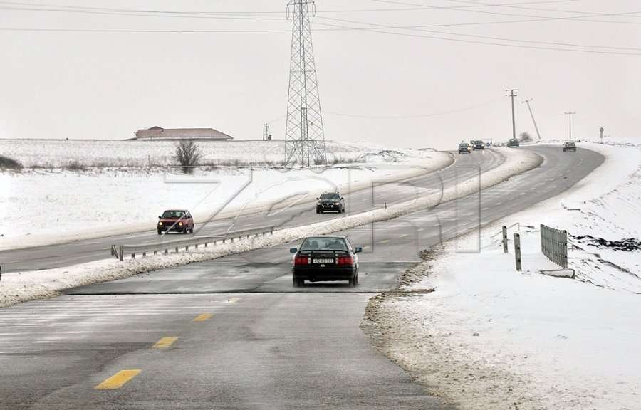 Rrugët drejt pikave kufitare të kalueshme, por me borë e akull në disa zona