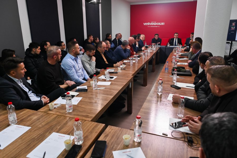 Kurti mbledh drejtuesit e qendrave të LVV-së, diskutohet për situatën aktuale politike në vend