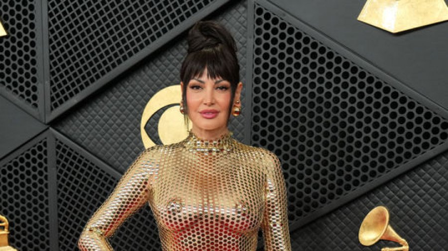 Bleona tërheq vëmendjen në tapetin e kuq të Grammy Awards me një fustan ari
