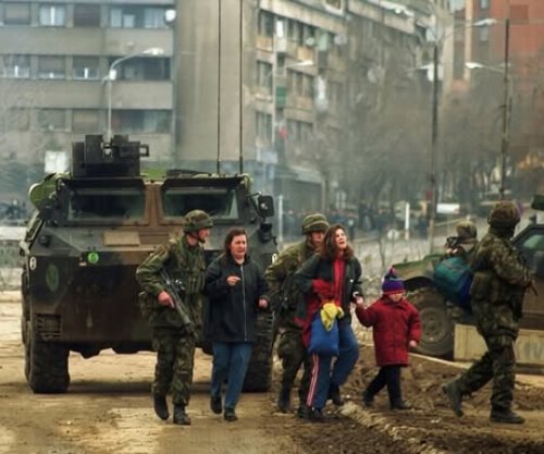 Kurti përkujton 26-vjetorin e spastrimit etnik në Mitrovicë: Drejtësia ende e paplotë për krimet e shkurtit 2000