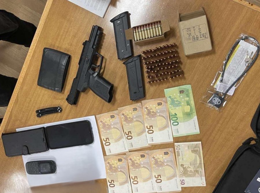 Sekuestrohen një armë zjarri, para dhe mbi 120 fishekë në pikëkalimin kufitar Qafë-Prush