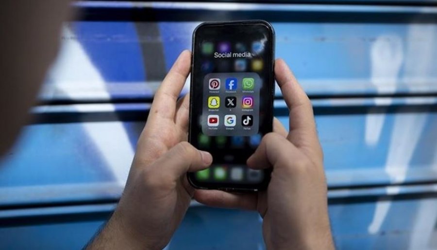 Spanja do të ndalojë hyrjen e personave nën 16 vjeç në rrjetet sociale