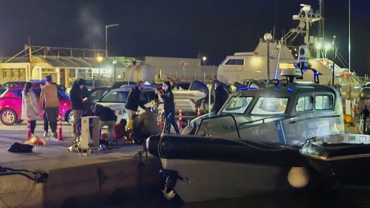 Të paktën 15 të vdekur pas përplasjes së një anijeje të rojës bregdetare greke dhe një varke me emigrantë